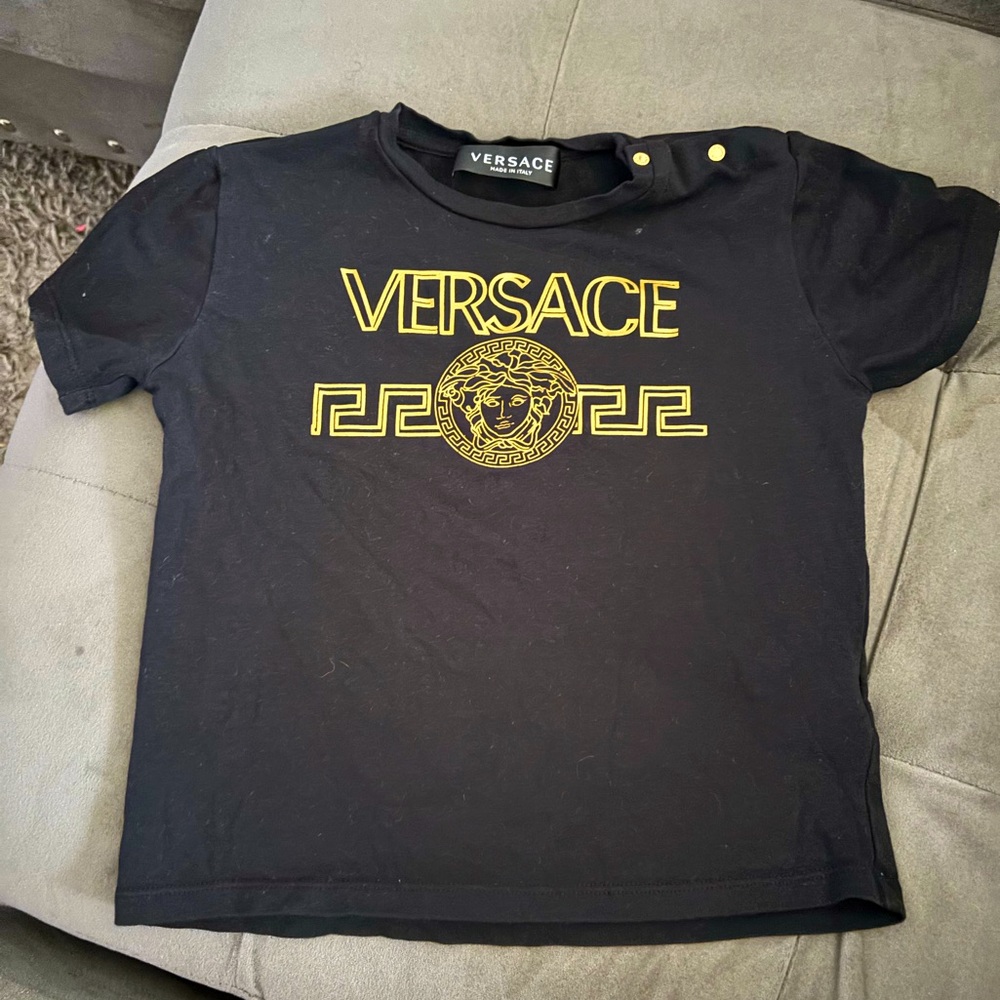 Kids Versace tee small hole on the side